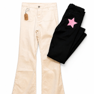 Jeans acampanados con detalle de estrella