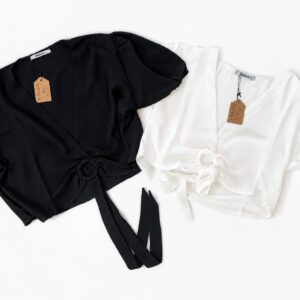 Blusa crop cruzada con aro central